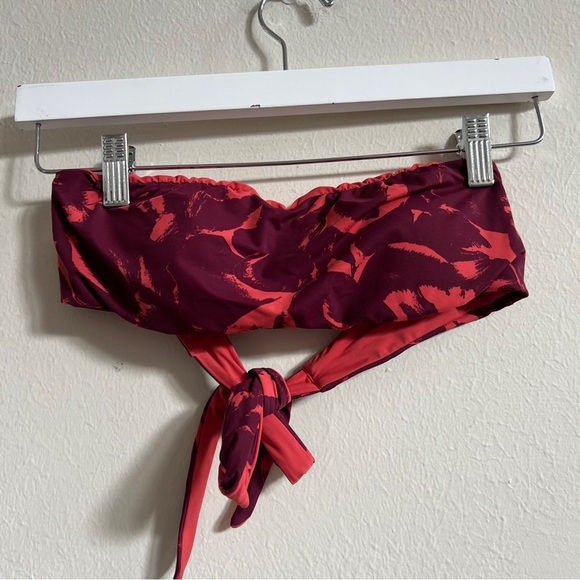 Lululemon Coastal Call Bikini Reversible Top
Mini Flower Coral Deep Ruby - Picture 3 of 4